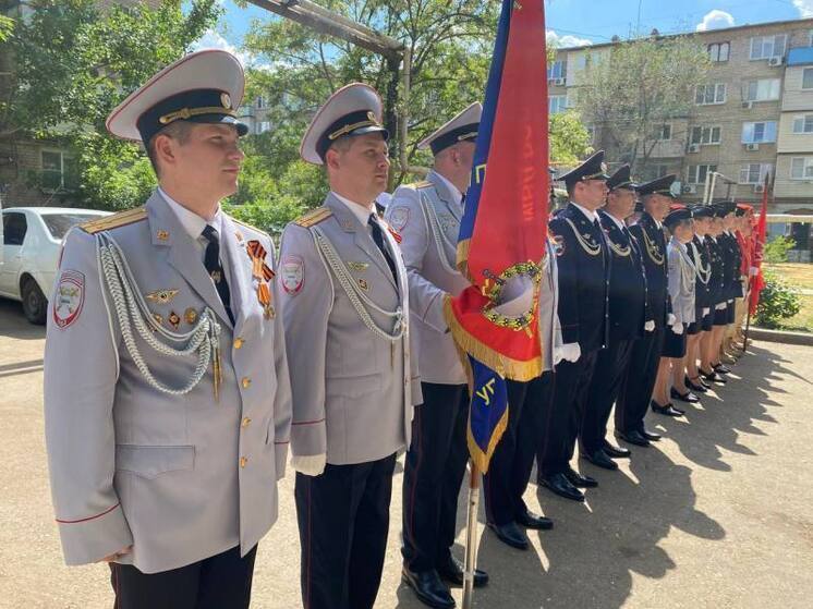 Астраханская полиция провела трогательную акцию «Парад у дома ветерана»