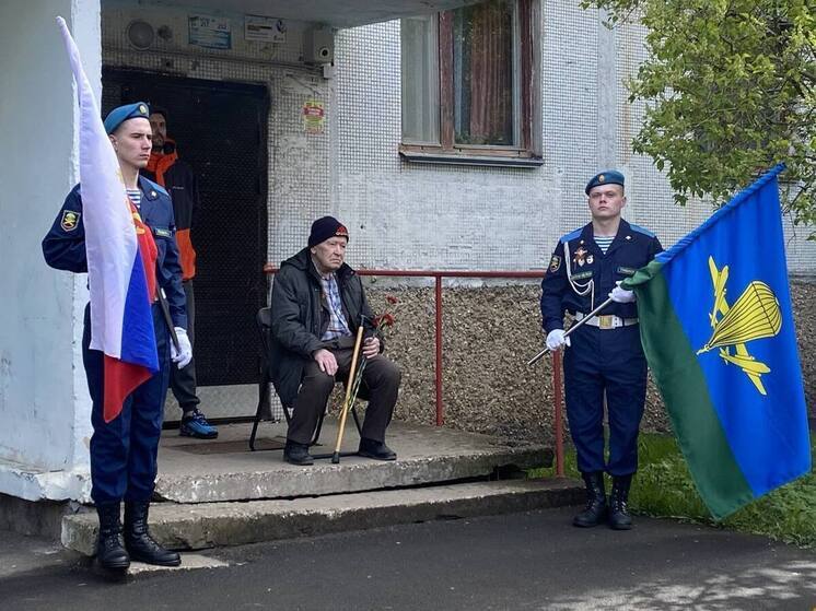 Солисты ансамбля «Голубые молнии» выступили во дворах псковских домов