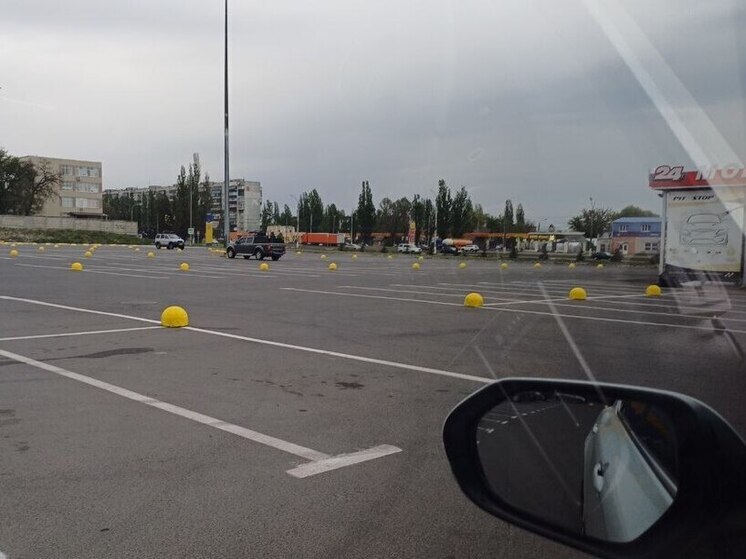 Мэрия Курска ограничивает доступ к парковке у ТЦ на улице Энгельса