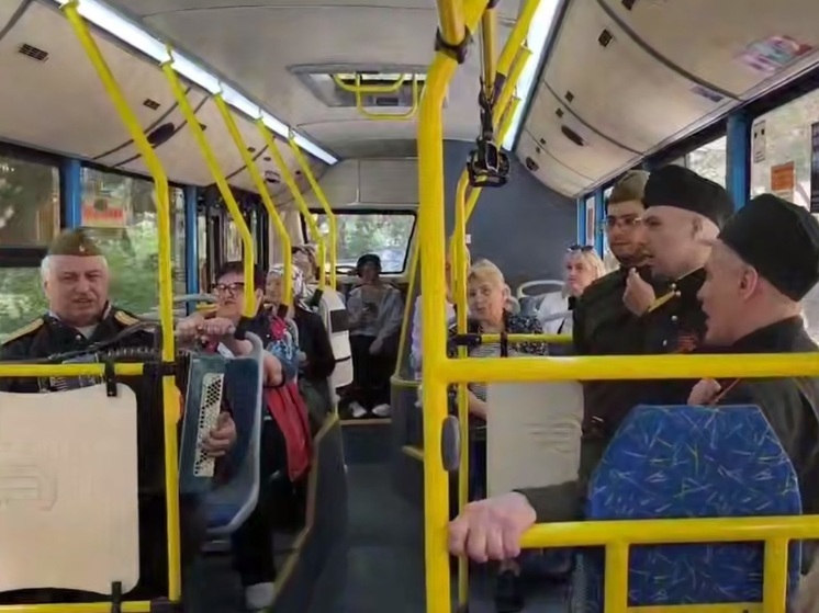 В автобусах Сочи ко Дню Победы проходит песенный марафон