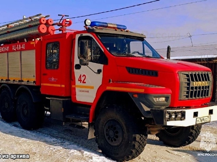 Пожар в неэксплуатируемой постройке в Заокском районе тушили 6 человек