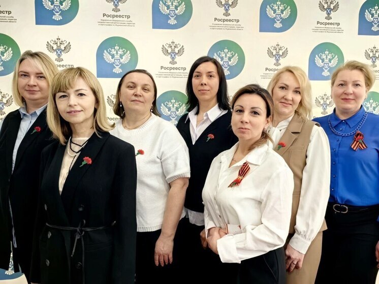 Сотрудники Мурманского Росреестра надели на грудь брошь с красной гвоздикой