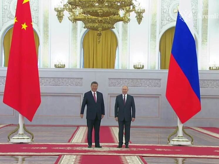 Путин и Си Цзиньпин начали встречу в Кремле
