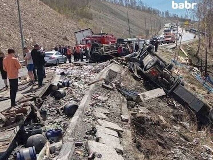 На Култукском тракте у фуры лопнуло колесо