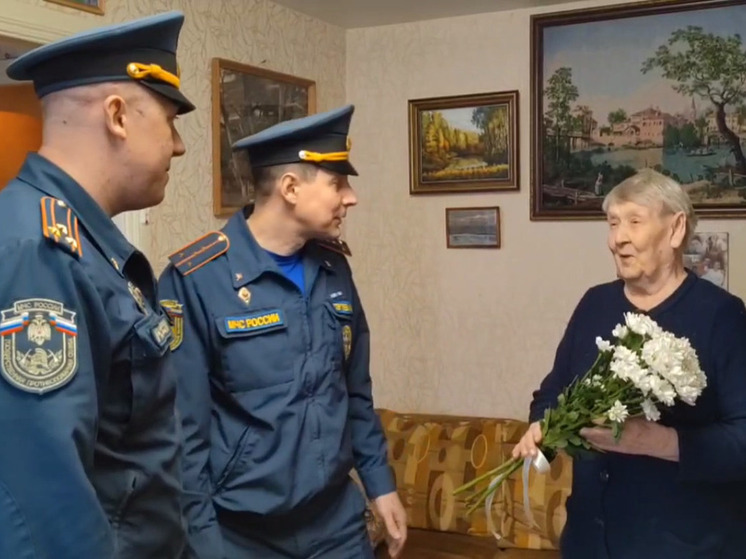Кировские спасатели установили новую входную дверь ветерану труда