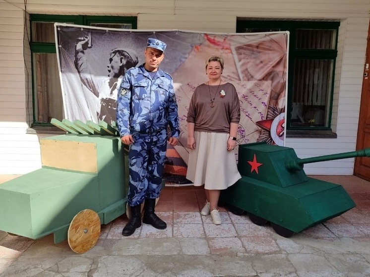 В Орловской области сотрудник колонии сделал для детей модели военной техники