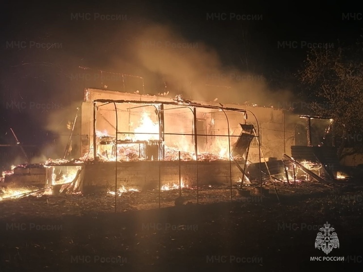 Под Мещовском ночью сгорел двухквартирный дом