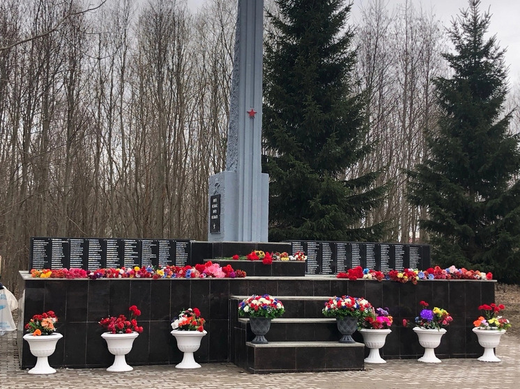 В Цигломени прошла большая уборка у обелиска воинам, павшим в годы Великой Отечественной войны