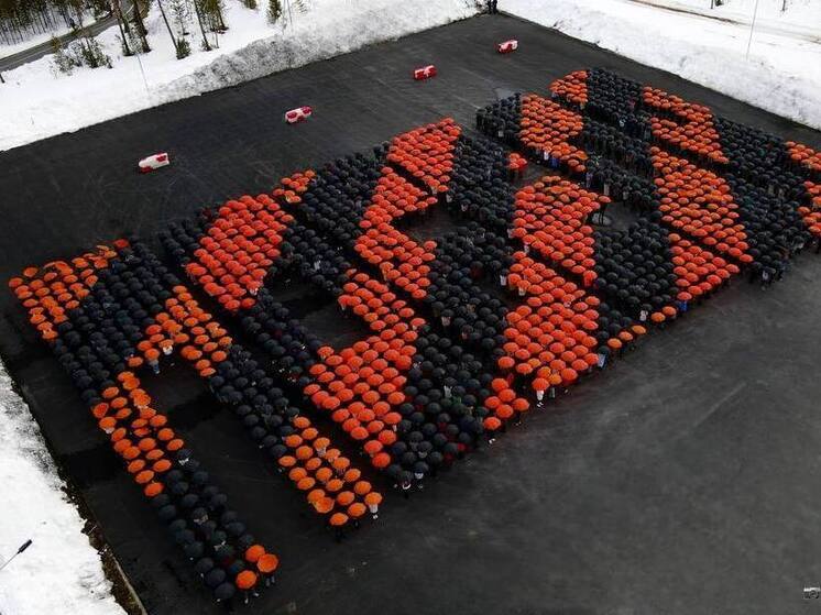 1,5 тыс. человек в Губкинском выстроились в слово «Победа» и установили рекорд РФ