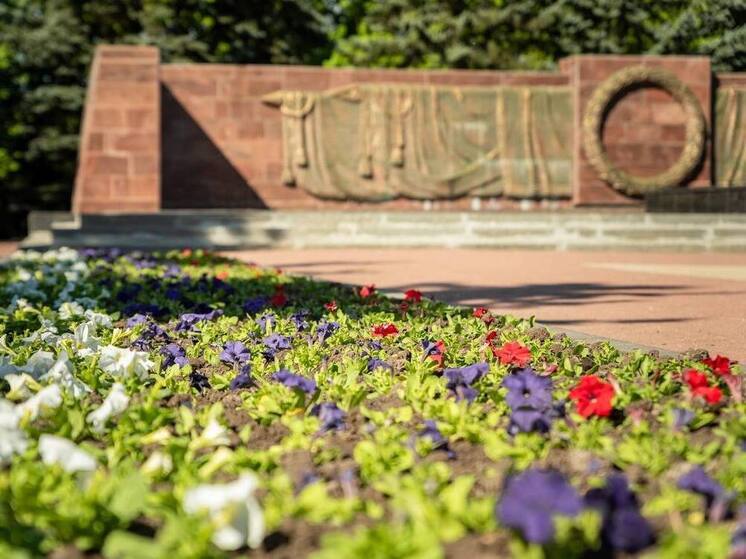 В Курске территории у памятников и мемориалов украшают живыми цветами