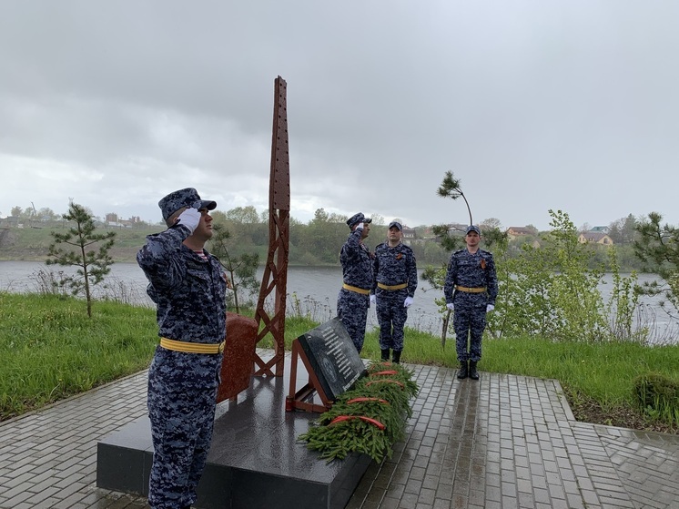 Псковские росгвардейцы почтили память защитников города