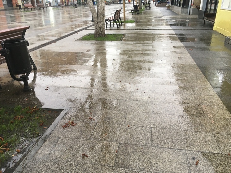 Дождь отменил праздничную программу в центре Саратова