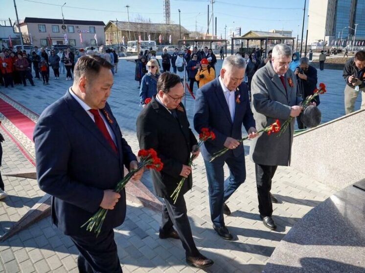 В сквере Матери прошла торжественная церемония возложения цветов