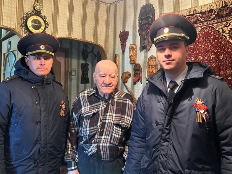 Великолукские полицейские поздравили своих коллег-ветеранов