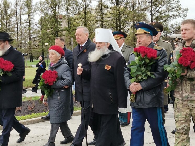Губернатор Беглов и члены делегаций возложили цветы к монументу на Пискаревском кладбище