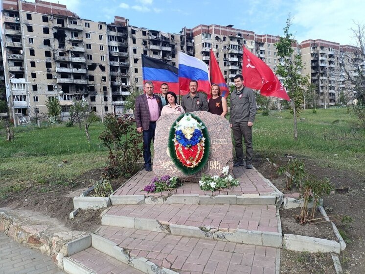 В разрушенном Угледаре прошла памятная акция у памятника защитникам Отечества