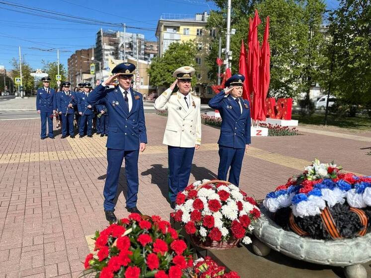 Работники калужской прокуратуры возложили цветы к Вечному огню