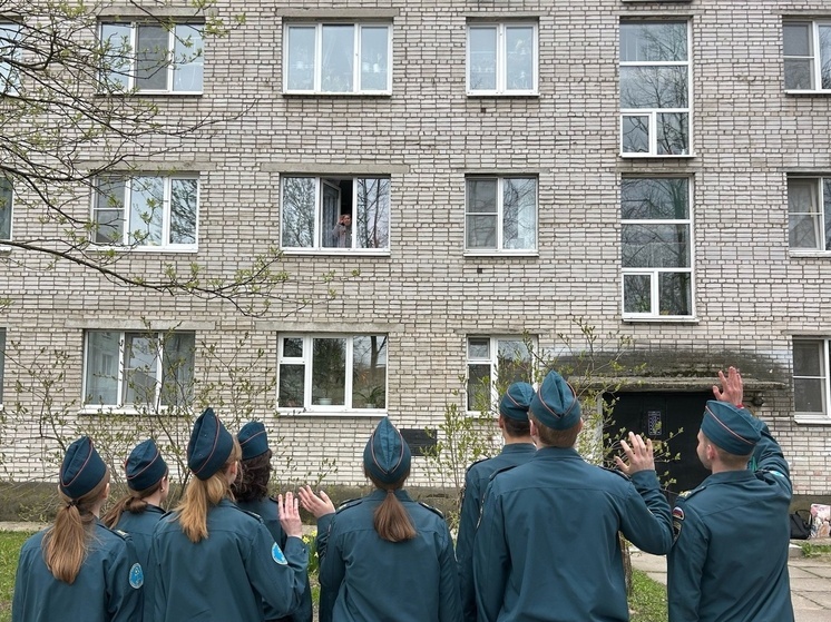 В Кировске кадеты гимназии поздравили ветеранов с 80-летием Великой Победы