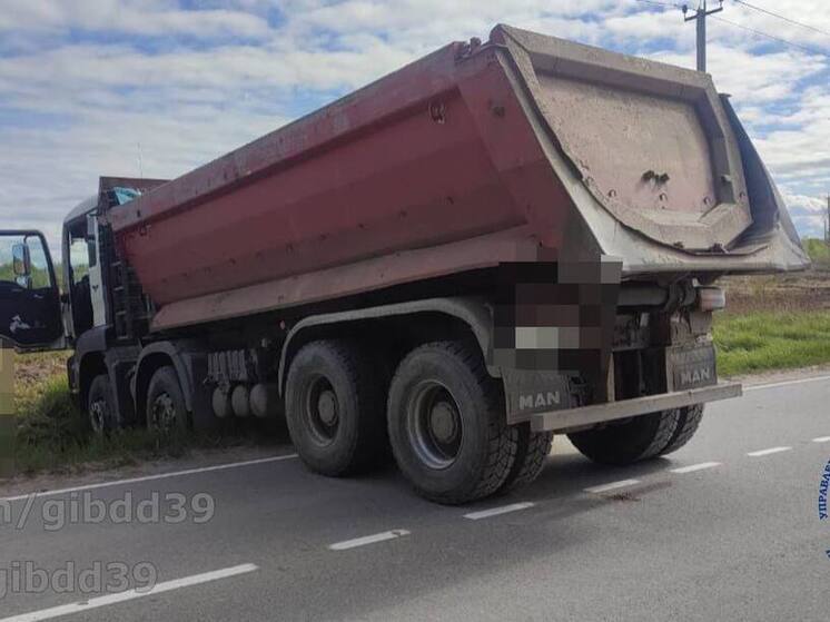 В Зеленоградском районе грузовик сошел с трассы