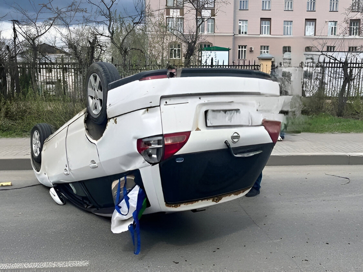 На улице Нахимова в Томске перевернулся Nissan