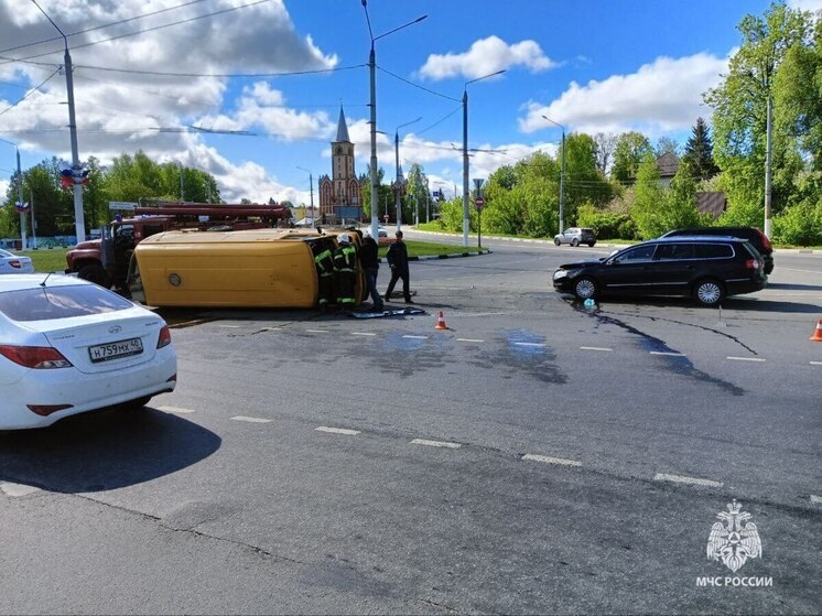 Спасатели МЧС ликвидировали последствия ДТП в Брянске