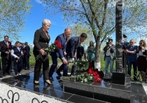 В преддверии 80-летия Великой Победы у мемориала Вечного огня собрались сотни оренбуржцев, чтобы отдать дань уважения подвигу советских воинов