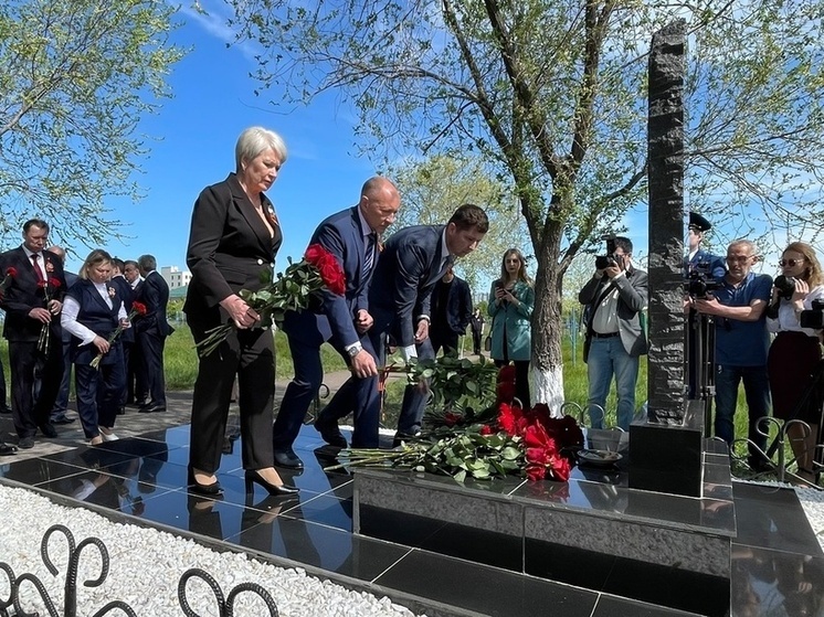 В преддверии 80-летия Великой Победы у мемориала Вечного огня собрались сотни оренбуржцев, чтобы отдать дань уважения подвигу советских воинов