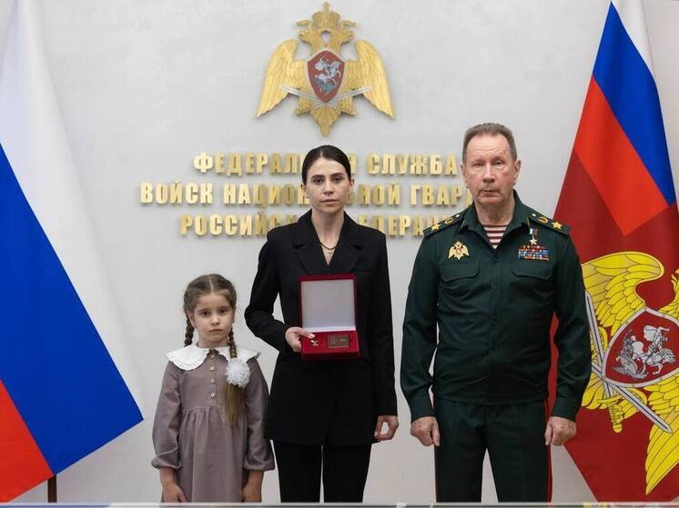 Директор Росгвардии передал «Золотую Звезду» близким Героя России из Белгородской области