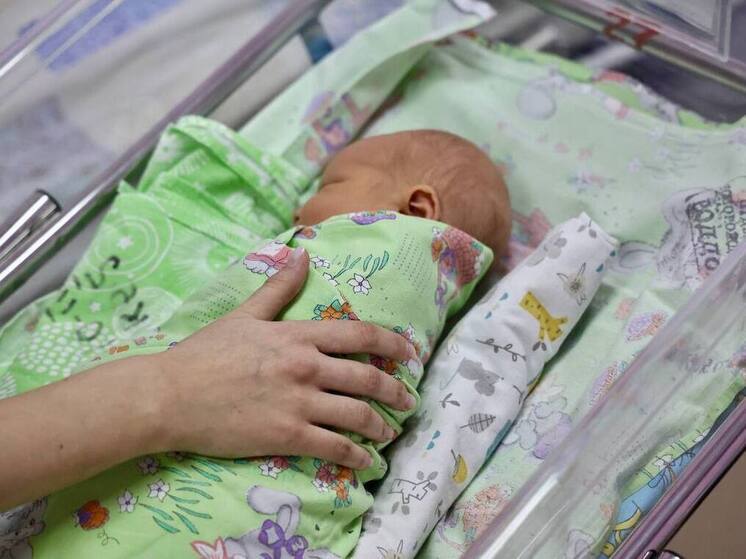 Шапочки с Георгиевской лентой получают новорожденные в роддоме Челябинска