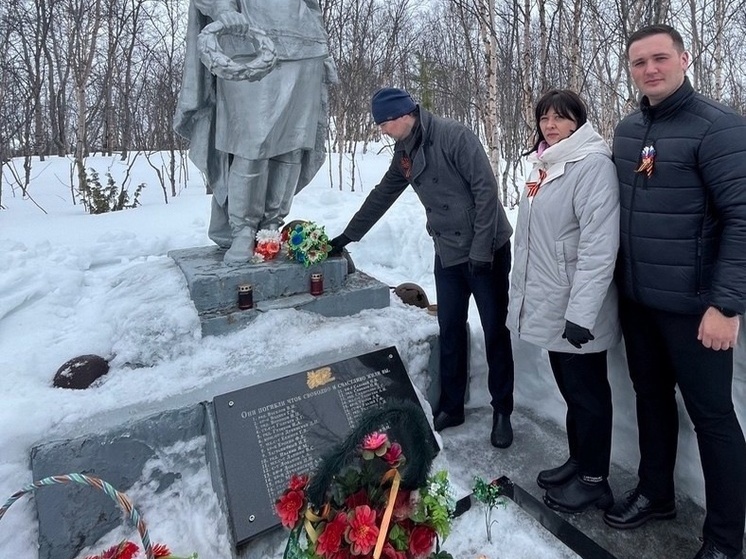 Сотрудники Печенгского районного суда возложили цветы к братской могиле