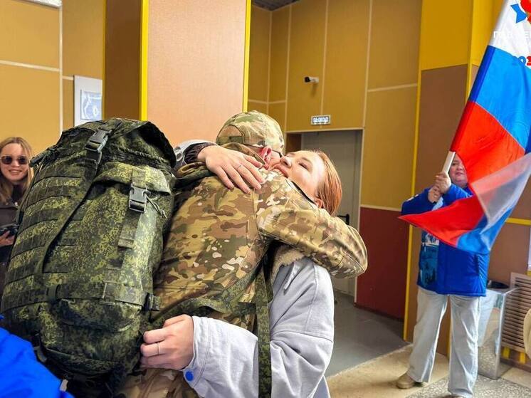 Боец СВО приехал домой в Надым накануне Дня Победы