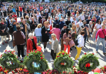 Этот день — не просто дата в календаре. Это момент, когда весь мир склоняет головы перед подвигом героев. День, когда сильные духом люди не стыдятся слез, когда память говорит громче слов, а поколения замирают в минуте молчания. День Победы — это живая боль и гордость, благодарность и скорбь, которые объединяют народы. Это день, когда мир замирает, чтобы вспомнить тех, кто подарил нам жизнь и свободу. Новости Германии по-русски