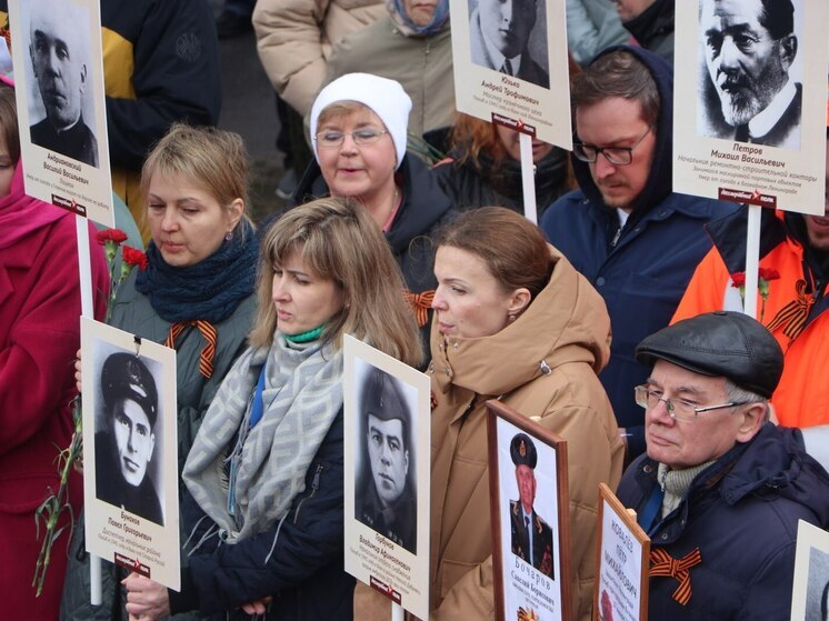 Торжество к 80-летию Победы для сотрудников, ветеранов, блокадников организовало АО «Морской порт Санкт-Петербург». В юбилейном году мероприятие собрало рекордное количество участников. В программе были стихи и военные песни в исполнении школьников, курсантов ГУМРФ имени адмирала С. О. Макарова и самих портовиков.  Рядом работала полевая кухня, повара которой щедро потчевали всех желающих солдатской кашей, горячим чаем и выпечкой.