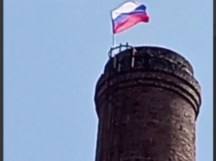 Жители села в Бурятии установили российский флаг на 40-метровой трубе бывшего завода