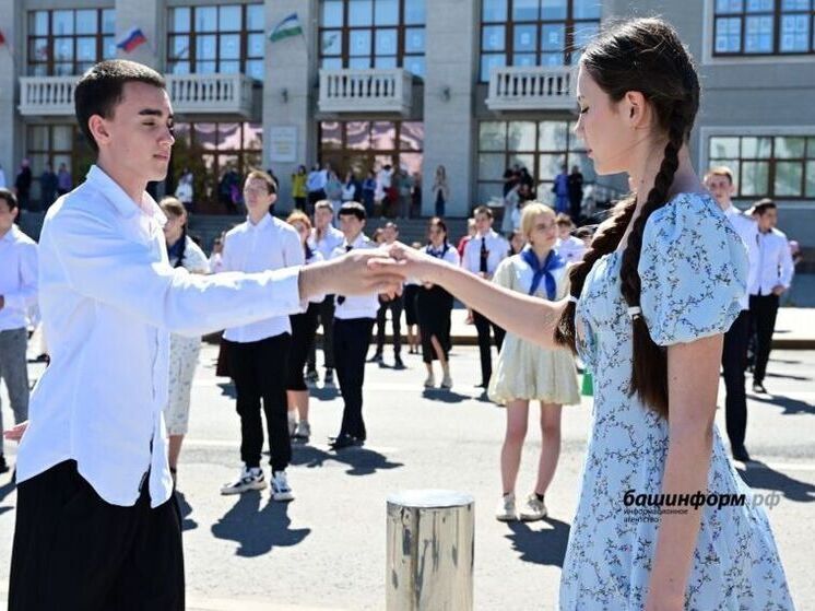 В Уфе 500 пар студентов и школьников станцевали Вальс Победы