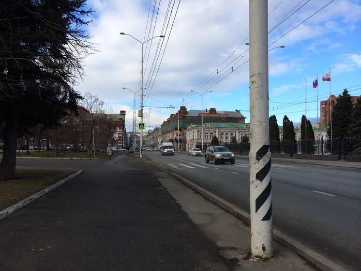 Театральную площадь закрыли для транспорта в День Победы