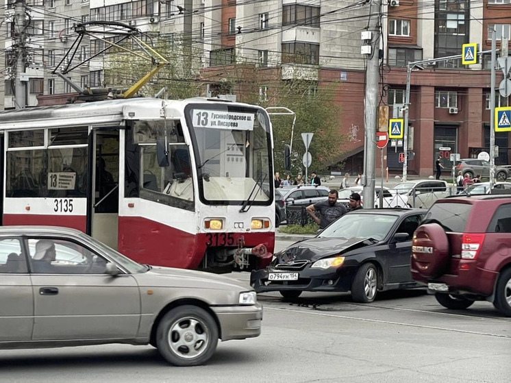 В Новосибирске легковушка врезалась в трамвай