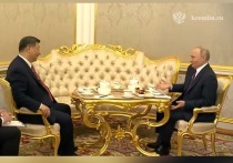 В Кремле во время чаепития президента России Владимира Путина и председателя КНР Си Цзиньпина к столу подали лимон, свежие ягоды, сухофрукты, пирожки и орехи