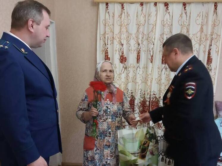 Полицейские поздравили ветеранов ВОВ с Днём Победы в Спасском районе