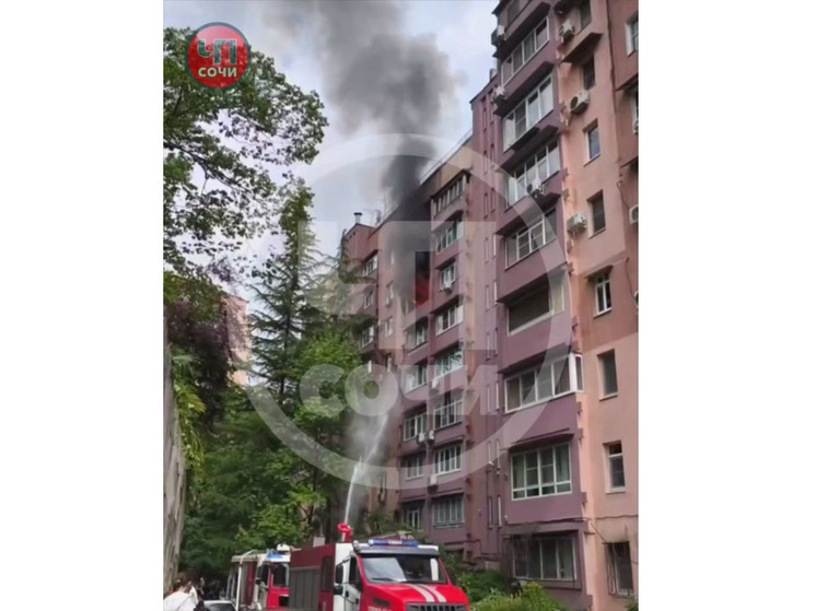 В Сочи загорелся многоквартирный дом