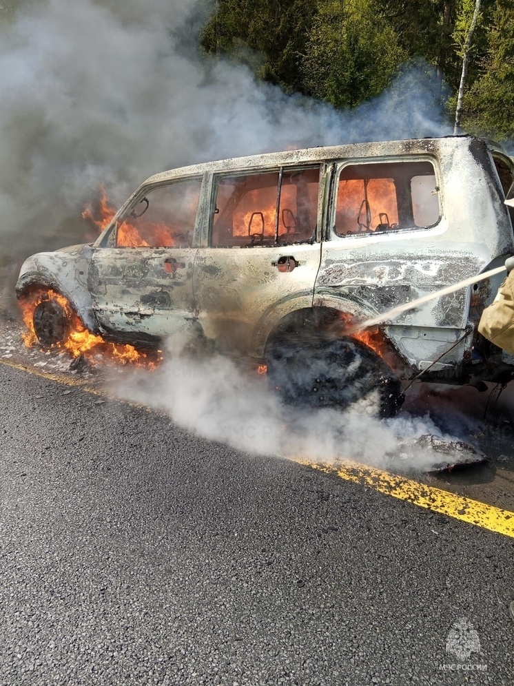 Под Малоярославцем на трассе сгорел внедорожник