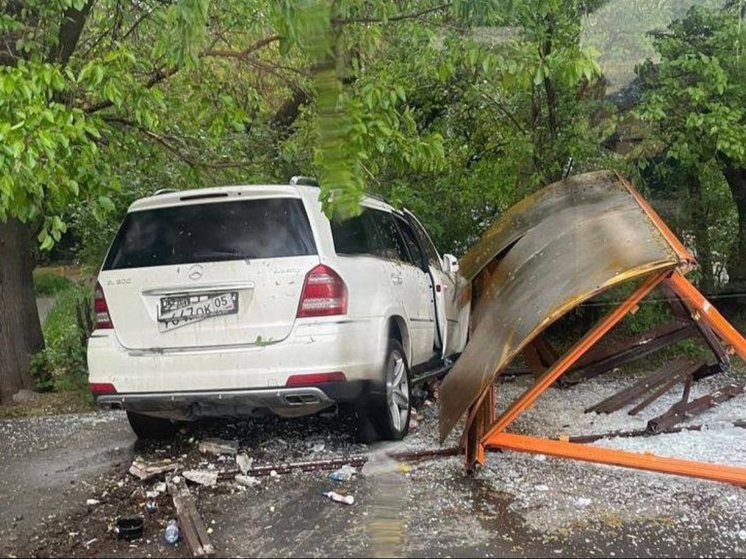 В Ростове легковой автомобиль въехал в автобусную остановку
