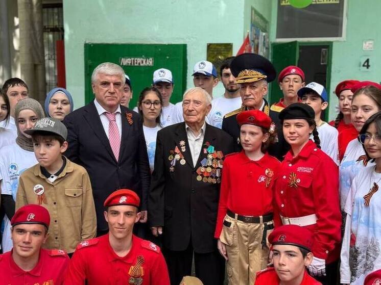 В Махачкале провели парад во дворе дома ветерана Петрухина