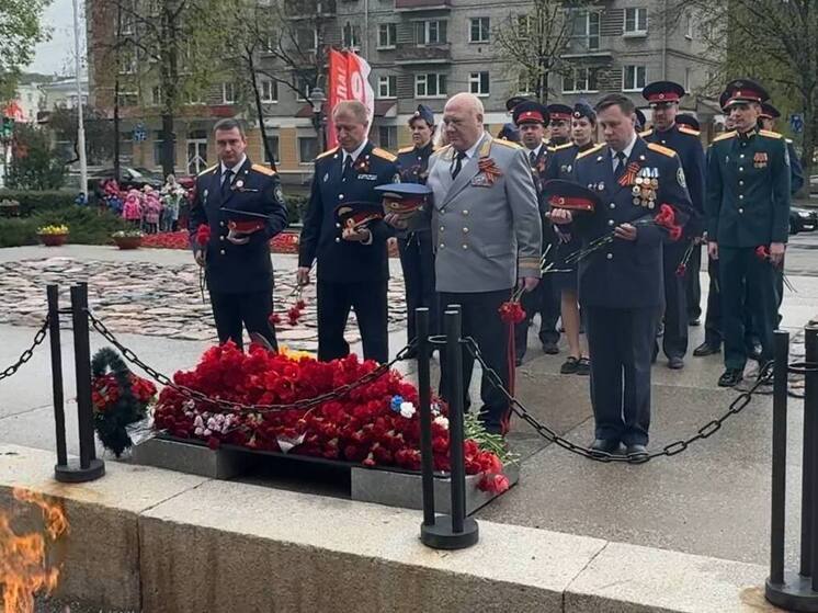 Следственное управление Пскова возложило цветы к Вечному огню
