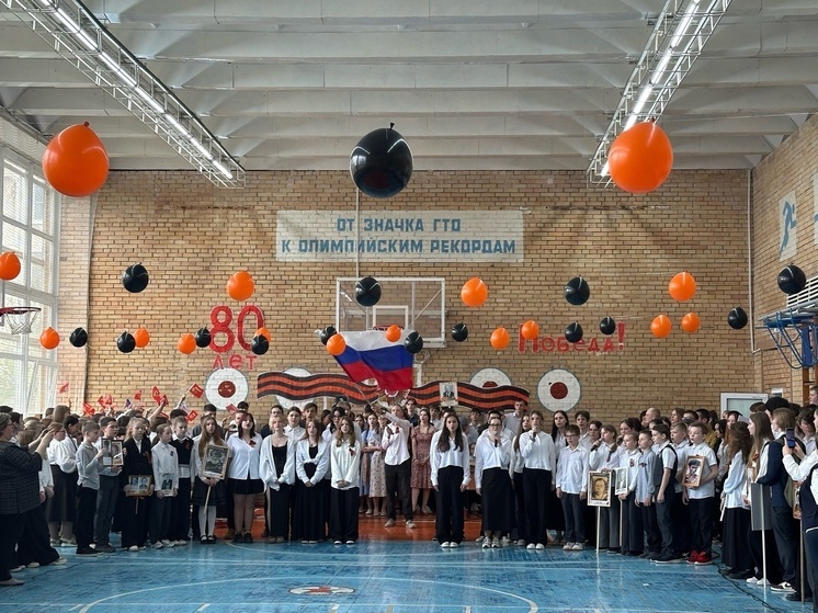 Сосновоборские школьники провели «Бессмертный полк»