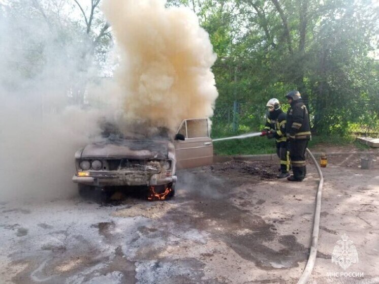  На юге Волгограда сгорела отечественная легковушка