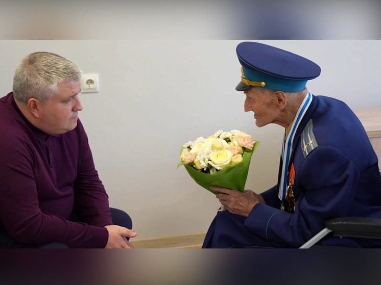 Александр Дронов поздравил ветеранов, живущих в Доме социальной заботы