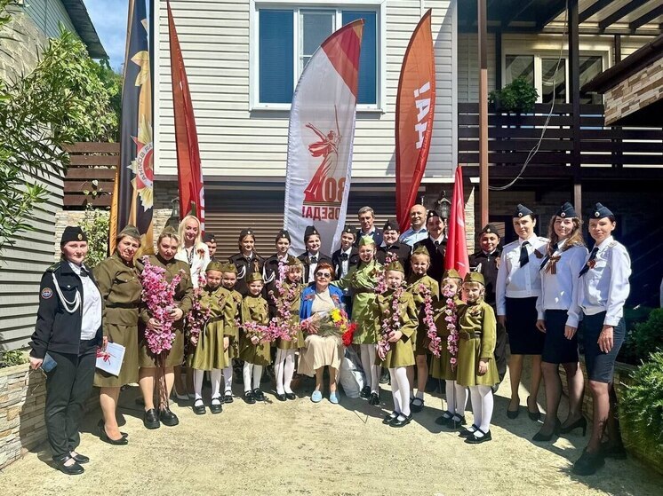 В Сочи проходит акция «Парад у дома ветерана»