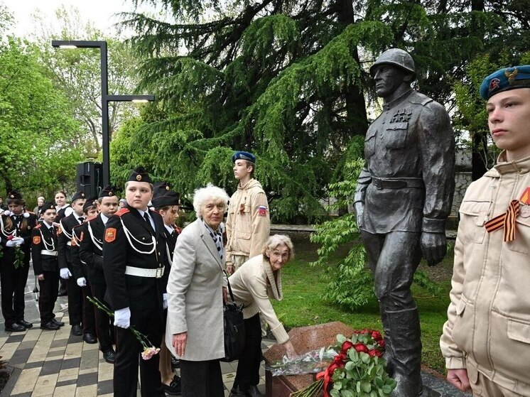Сочинцы возложили цветы к мемориалу в Комсомольском сквере