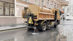 Уборочная машина мыла автомобили на парковке в центре Петербурга